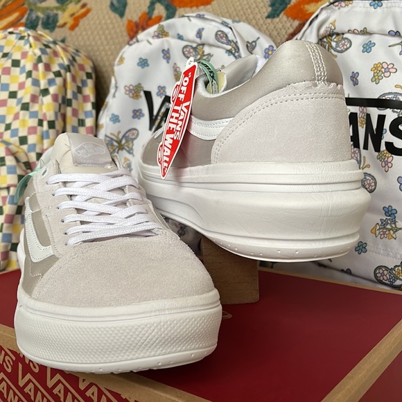 Vans WMNS Old Skool Over
Light Grey/White
VN0A7Q5ELGX
Platforms Sneakers - Picture 10 of 16